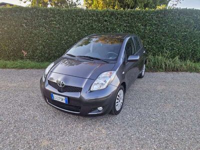 Usata Toyota Yaris Sol 69 CV (50 kW) 2011 Grigio Berlina