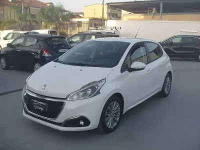 Usata Peugeot 208 Allure 75 CV (55 kW) 2015 Bianco Utilitaria