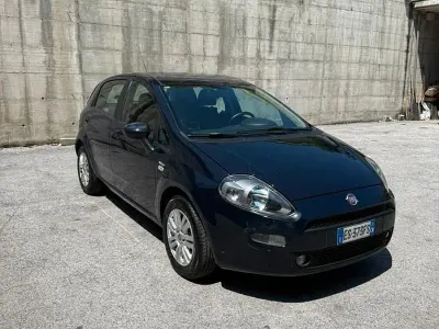 Usata Fiat Punto Lounge 69 CV (50 kW) 2013 Bluazzurro Utilitaria