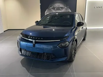 Usata Lancia Ypsilon 100 CV (73 kW) 2024 Blu Utilitaria