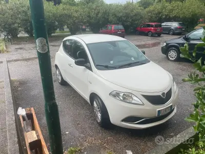 Usata Lancia Ypsilon 60 CV (44 kW) 2016 Bianco Utilitaria