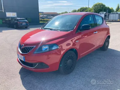 Usata Lancia Ypsilon Silver 69 CV (50 kW) 2022 Rosso Utilitaria