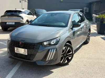 Usata Peugeot 208 Allure 101 CV (74 kW) 2025 Grigio Utilitaria