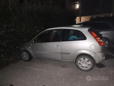 Usata Ford Fiesta Ghia 75 CV (55 kW) 2006 Grigio Utilitaria