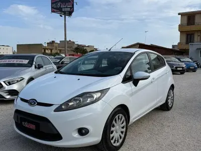 Usata Ford Fiesta Titanium 97 CV (71 kW) 2009 Bianco Berlina
