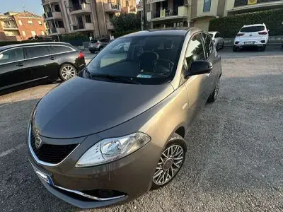 Usata Lancia Ypsilon Silver 95 CV (69 kW) 2016 Grigio Utilitaria