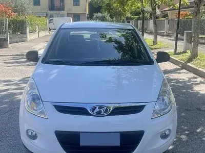 Usata Hyundai i20 85 CV (62 kW) 2012 Bianco Utilitaria