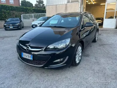 Usata Opel Astra Cosmo 100 CV (73 kW) 2014 Nero Station wagon