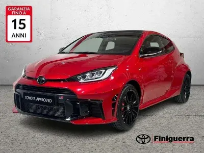 Usata Toyota Yaris 280 CV (205 kW) 2024 Rosso Utilitaria