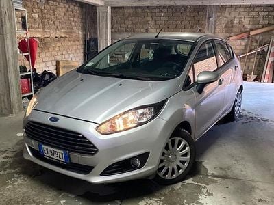 Usata Ford Fiesta 80 CV (58 kW) 2014 Grigio Utilitaria