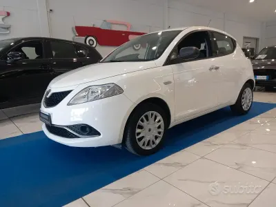 Usado Lancia Ypsilon Silver 69 HP (50 kW) 2016 Branco Citadino