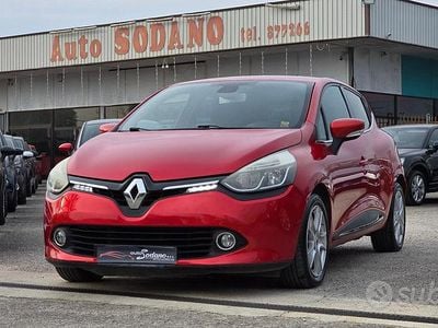 Begagnad Renault Clio IV Dynamique 75 HK (55 kW) 2014 Röd Sedan