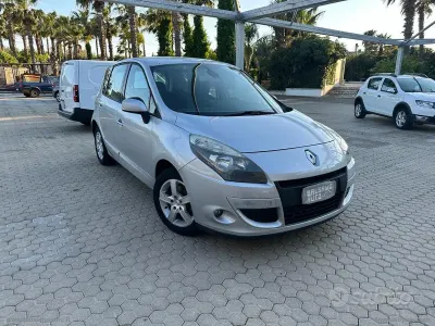 Usata Renault Scénic 110 CV (80 kW) 2010 Argento Monovolume