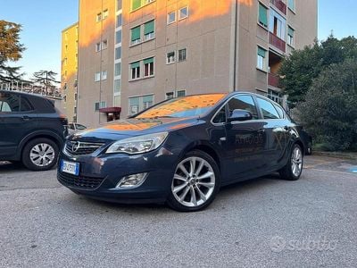 Usata Opel Astra Cosmo 140 CV (102 kW) 2010 Blu Berlina