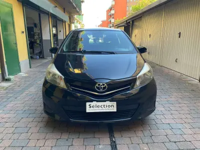 Second-hand Toyota Yaris 69 CP (50 kW) 2012 Negru Hatchback