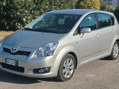 Usata Toyota Corolla Verso 177 CV (130 kW) 2008 Argento Monovolume