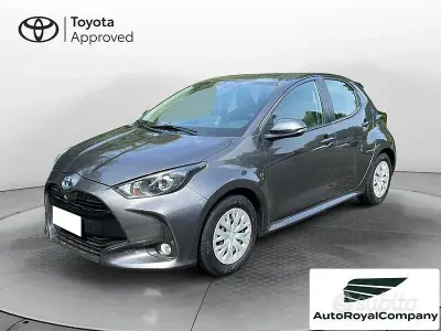 Usata Toyota Yaris Hybrid Active 116 CV (85 kW) 2021 Grigio Berlina