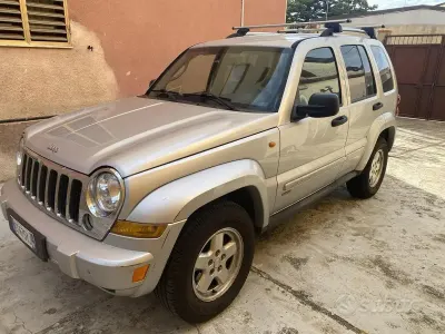 Usata Jeep Cherokee 163 CV (119 kW) 2005 Grigio SUV