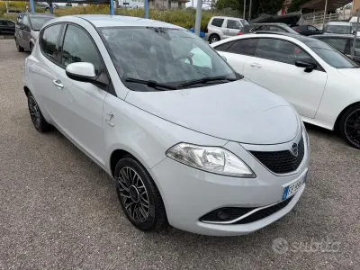 Begagnad Lancia Ypsilon S 95 HK (69 kW) 2016 Grå Halvkombi