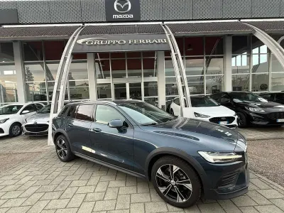 Usata Volvo V60 CC Ultimate 197 CV (144 kW) 2023 Blu/azzurro Station wagon