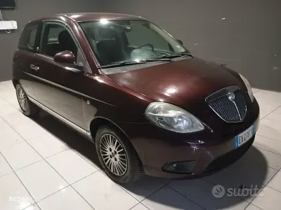 Usado Lancia Ypsilon 78 HP (57 kW) 2009 Roxo Citadino
