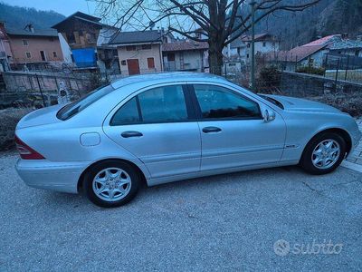 Usata Mercedes 220 150 CV (110 kW) 2003 Grigio Berlina