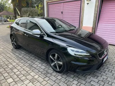 Usado Volvo V40 R-Design Momentum 120 CV (88 kW) 2017 Negro Berlina