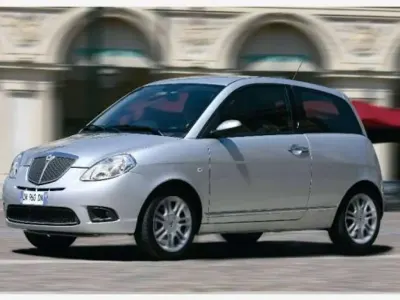 Usata Lancia Ypsilon 69 CV (50 kW) 2012 Argento Utilitaria