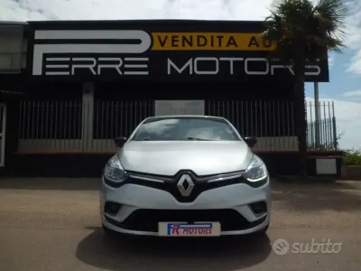 Usado Renault Clio IV Intens 90 CV (66 kW) 2019 Gris Berlina