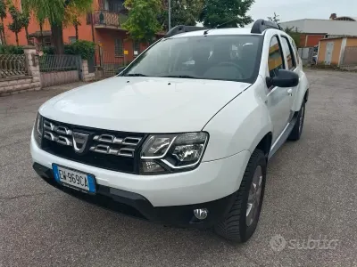 Usata Dacia Duster Lauréate 101 CV (74 kW) 2014 Bianco SUV