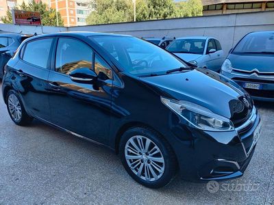 Nero Usata 2016 Peugeot 208 Utilitaria | 8199 € (Molto cara)