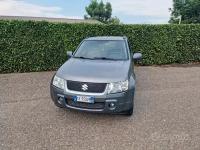 Usata Suzuki Grand Vitara 106 CV (77 kW) 2005 Grigio SUV
