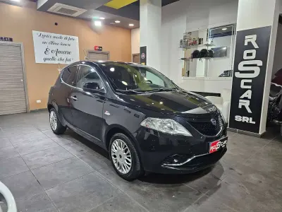 Usata Lancia Ypsilon Gold 69 CV (50 kW) 2017 Nero Utilitaria