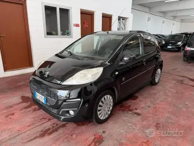 Usata Peugeot 107 68 CV (50 kW) 2012 Nero Utilitaria