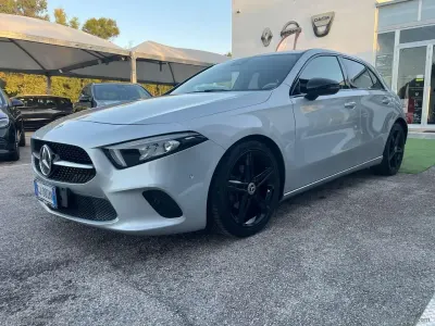 Usata Mercedes A180 Night 116 CV (85 kW) 2022 Grigio Berlina