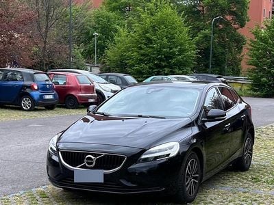 Usata Volvo V40 Momentum 120 CV (88 kW) 2018 Nero Berlina