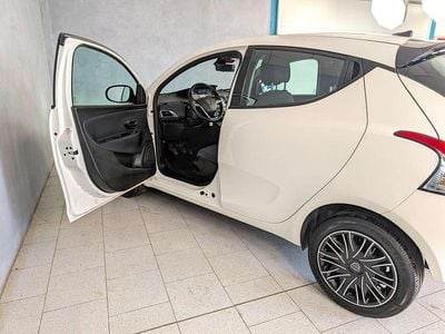 Usata Lancia Ypsilon Gold 70 CV (51 kW) 2023 Bianco Utilitaria