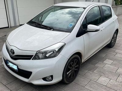 Usata Toyota Yaris Lounge 69 CV (50 kW) 2014 Bianco Utilitaria