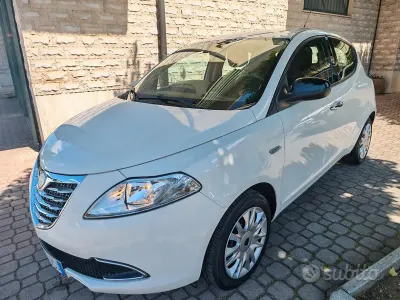Usata Lancia Ypsilon 69 CV (50 kW) 2015 Bianco Utilitaria