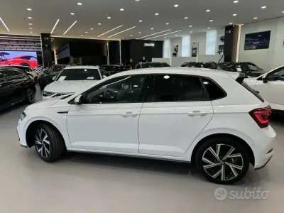 Usata VW Polo R-line 110 CV (80 kW) 2023 Bianco pastello Utilitaria
