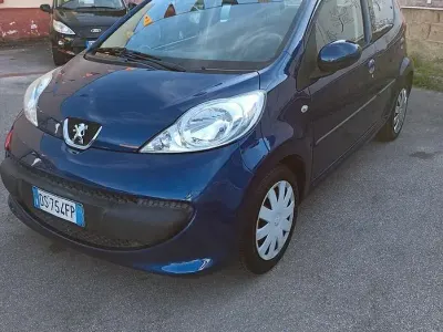 Usata Peugeot 107 68 CV (50 kW) 2008 Bluazzurro Utilitaria