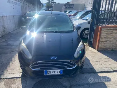 Usata Ford Fiesta 60 CV (44 kW) 2013 Nero Berlina