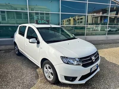 Usata Dacia Sandero Lauréate 75 CV (55 kW) 2014 Bianco Berlina