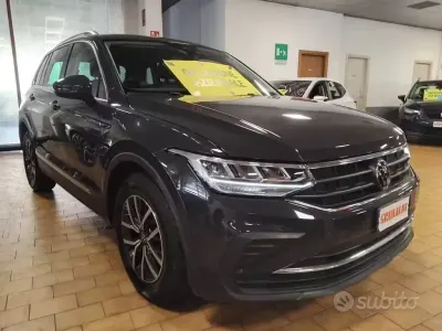 Usata VW Tiguan Life 131 CV (96 kW) 2022 Urano grey / pastello SUV