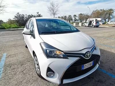 Usata Toyota Yaris Active 69 CV (50 kW) 2015 Bianco Utilitaria