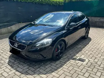 Usata Volvo V40 Momentum 115 CV (84 kW) 2013 Nero Berlina