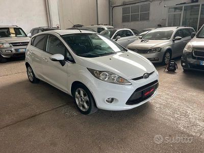 Usata Ford Fiesta 70 CV (51 kW) 2011 Bianco Utilitaria