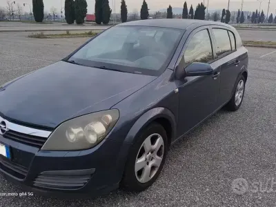 Usata Opel Astra Club 90 CV (66 kW) 2006 Bluazzurro Berlina