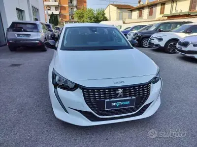 Begagnad Peugeot 208 Allure 102 HK (75 kW) 2022 Vit Halvkombi