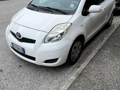 Usata Toyota Yaris Sol 69 CV (50 kW) 2010 Bianco Utilitaria